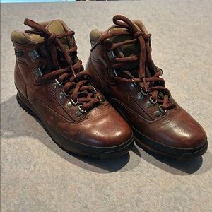 Vintage Timberland Dark Brown Leather Boots. Wore a few times.